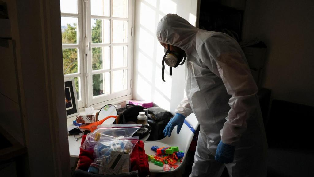 Un técnico inspecciona un apartamento contra las chinches en L'Hay-les-Roses, cerca de París.