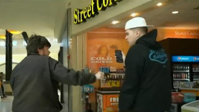 Fotograma del momento en que Alan Colie (izda.) dispara al creador de contenido Tanner Cook (dcha.).