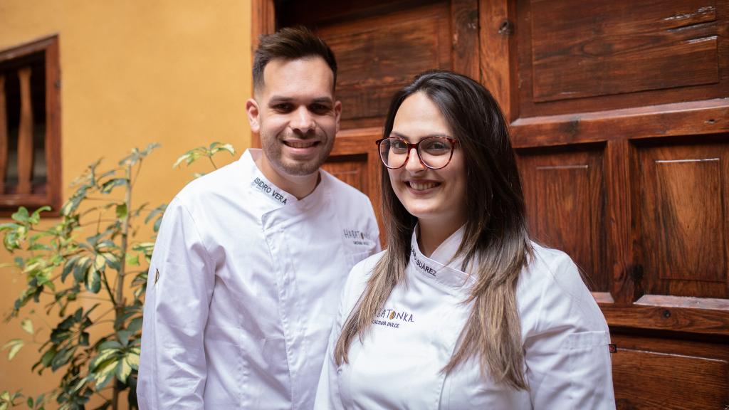 Los reposteros Isidro Vera y Laura Suárez.