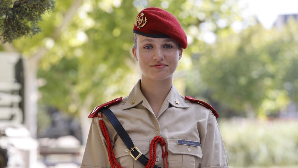 La princesa Leonor de Borbón durante el acto de recibimiento del sable oficial en la Academia General de Zaragoza.