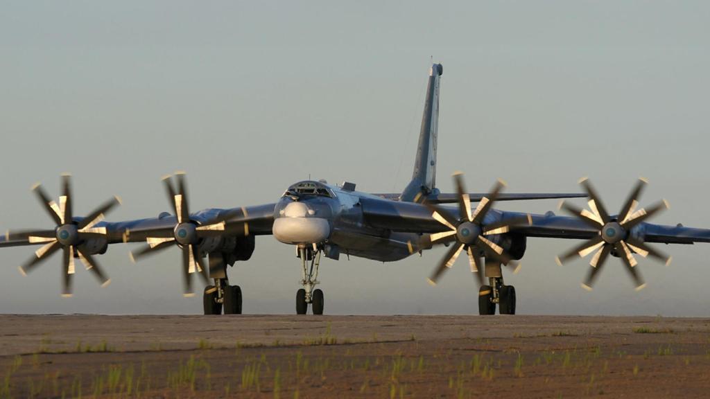Tu-95MS despegando en Engels.