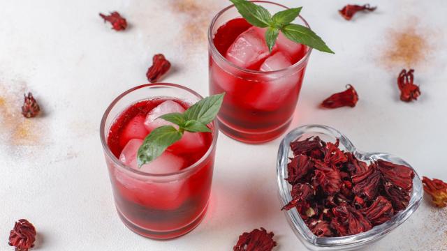 Té de hibisco frío con hojas de albahaca y hielo.