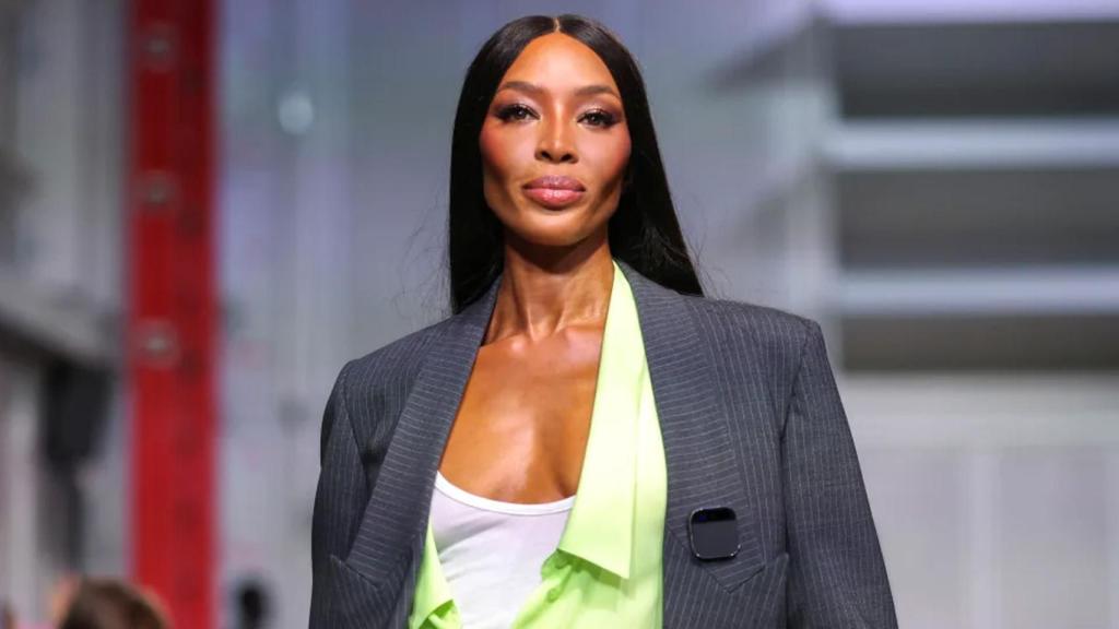 Naomi Campbell llevando el gadget de Humane.