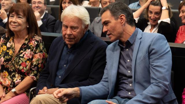 Felipe González y Pedro Sánchez, en un acto del PSOE en julio.