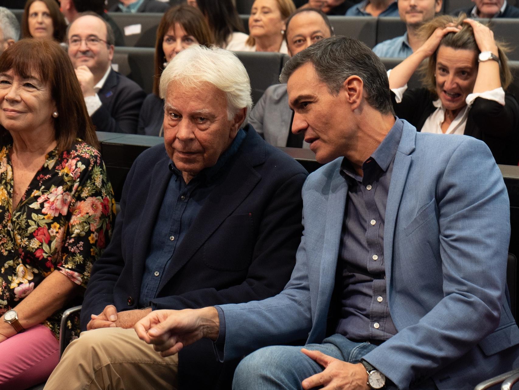 Felipe González y Pedro Sánchez, en un acto del PSOE en julio.