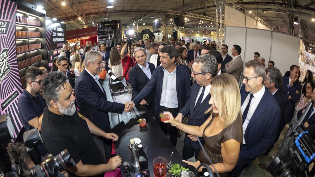 El presidente de la Generalitat, Carlos Mazón, la consellera de Turismo, Idustria y Comercio, Nuria Montes, y el presidente de la Diputación, Toni Pérez, en la barra de Mano de Santo.