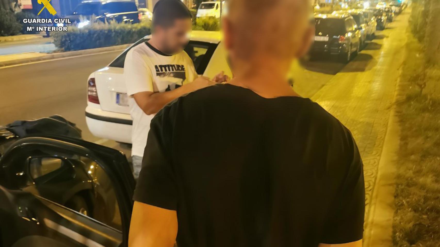 La Guardia Civil con el ladrón de garajes detenido en Calpe.