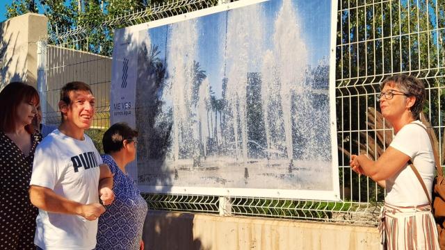 Pilar Cortés presenta las obras de los 14 fotógrafos del centro San Rafael en 'Me ves. Agua'.