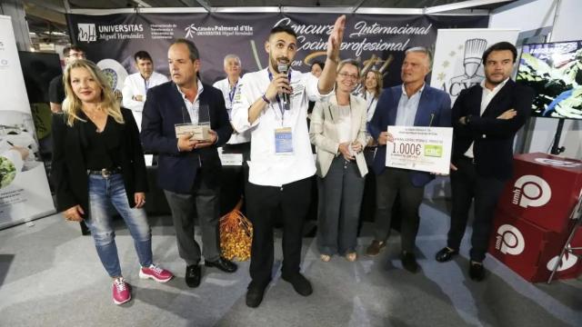 El cocinero Enrique Guardiola tras recibir su premio.