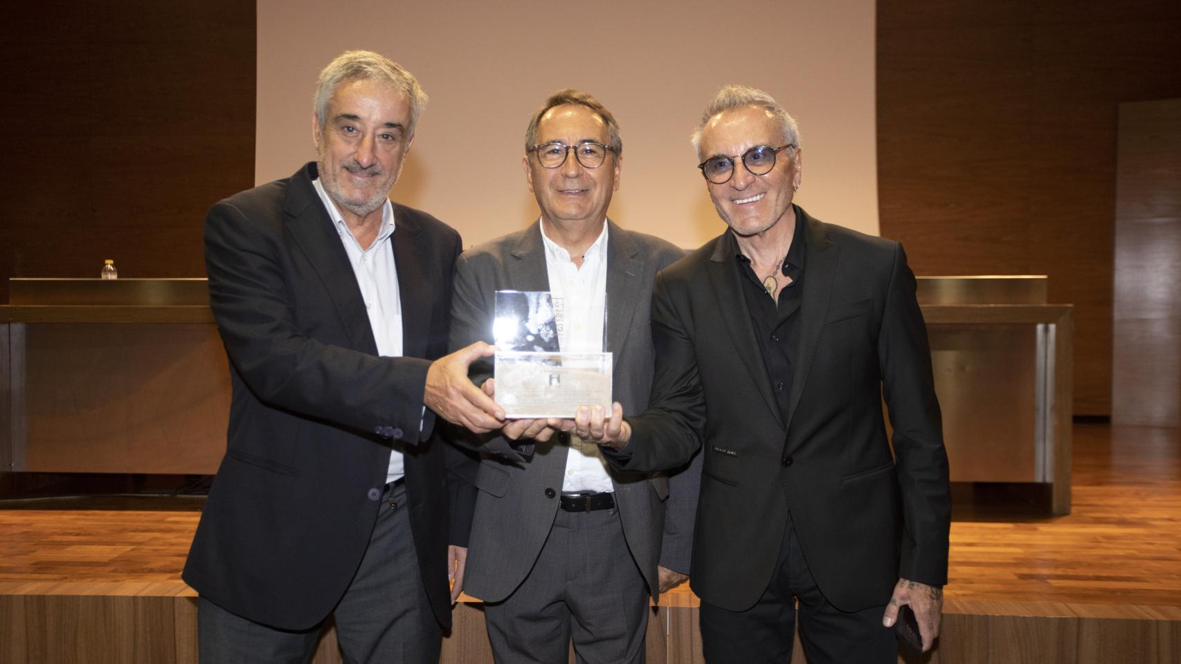 Jesús Navarro Navarro, Jesús Navarro Alberola y Paco Escolano, recibiendo el homenaje de Alicante Gastronómica en su centenario.