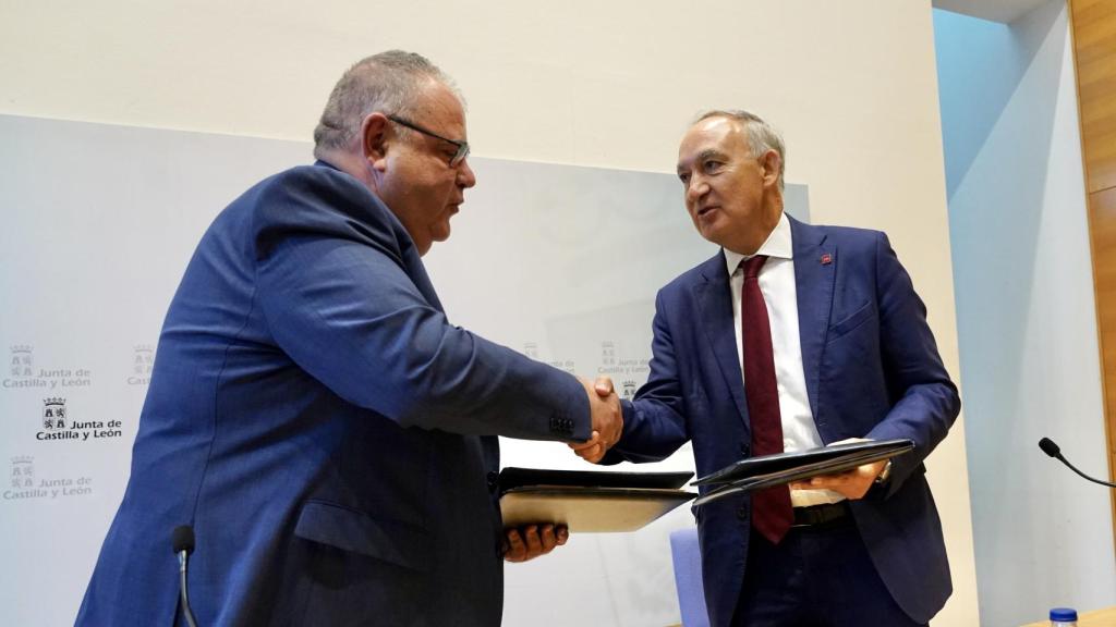 Alejandro Vázquez Ramos y Antonio Largo Cabrerizo firman el convenio para la puesta en marcha del Instituto de Investigación Biosanitario de Valladolid, IBioVALL