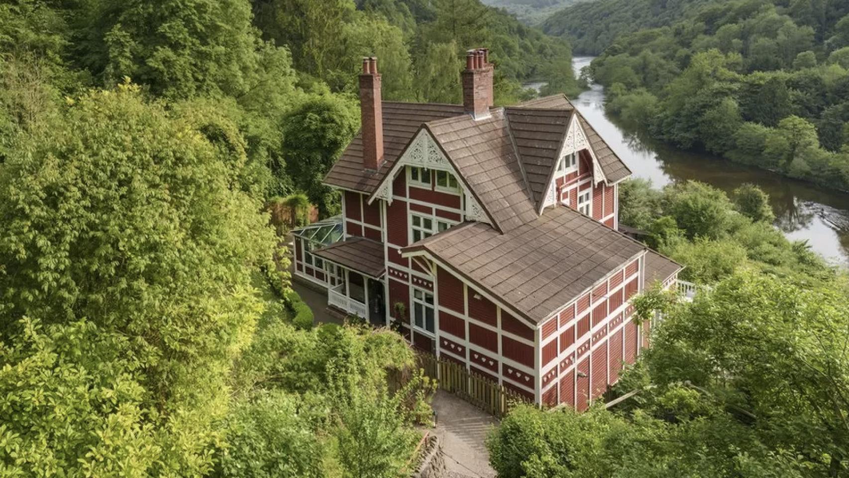 La casa de Otis en 'Sex Education' sale a la venta por una millonada: así es el icónico edificio de la serie