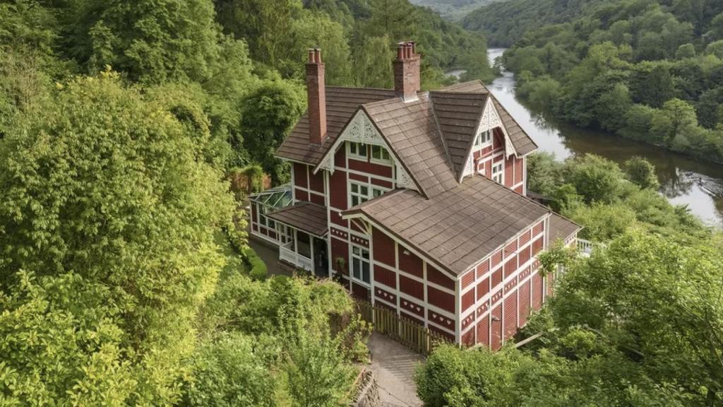 La casa de Otis en 'Sex Education' sale a la venta por una millonada: así es el icónico edificio de la serie