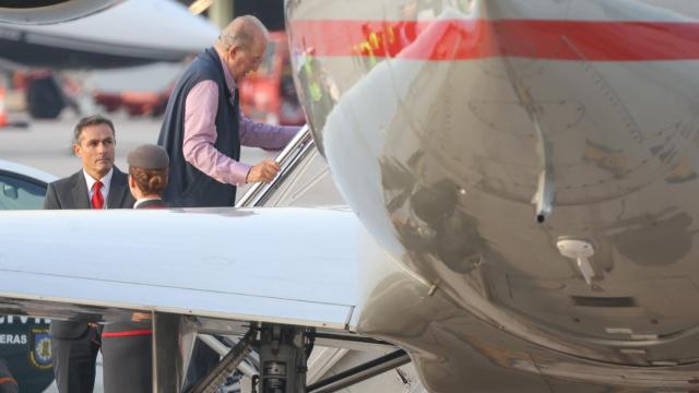 El rey Juan Carlos abandona España.