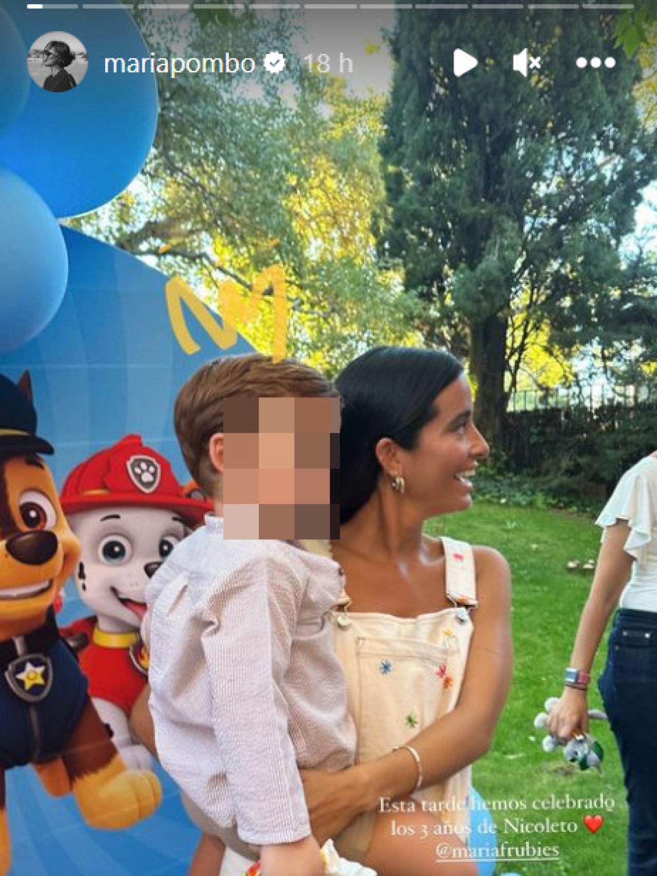 María Fernández-Rubíes junto a su hijo Nicolás, durante la fiesta de cumpleaños del pequeño.