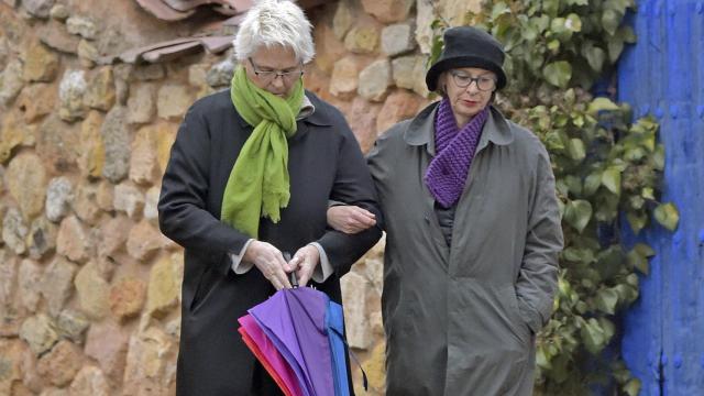 Lucía Dominguín por las calles de Brieva, en Segovia.