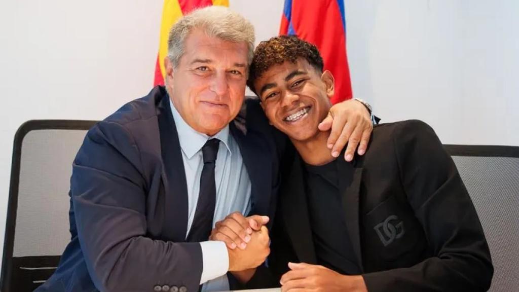 Joan Laporta y Lamine Yamal, que renueva hasta 2026 con el FC Barcelona
