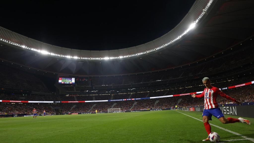 Griezmann ejecuta un córner en el Metropolitano.