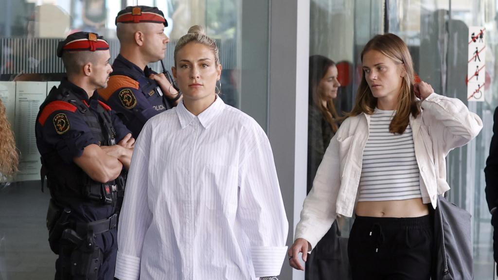 Alexia Putellas e Irene Paredes saliendo de la Ciudad de la Justicia de Barcelona tras prestar declaración en el 'caso Rubiales'