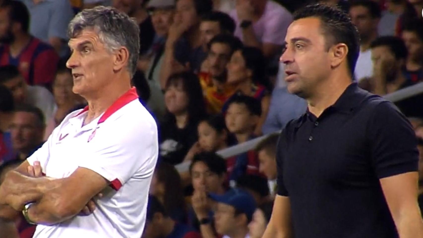 Mendilibar y Xavi dialogan en pleno partido.