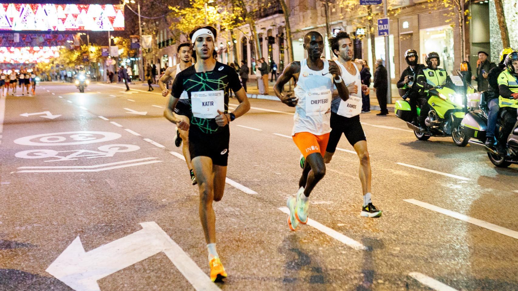Mo Katir y Joshua Cheptegei durante la San Silvestre de 2022.