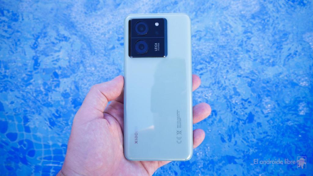 Xiaomi 13T Pro en una piscina