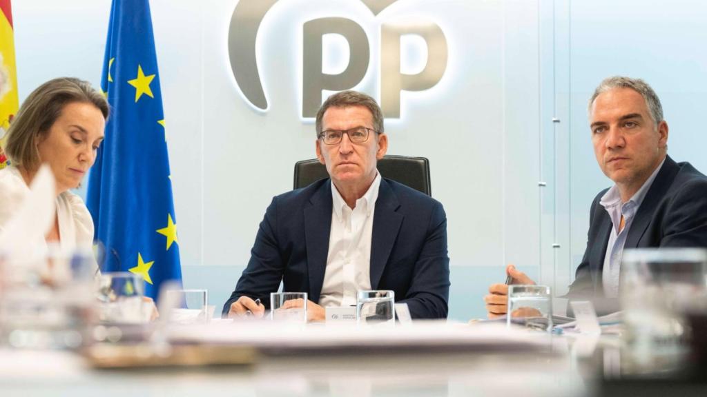 Gamarra, Feijóo y Bendodo, este lunes en el comité de dirección del PP.