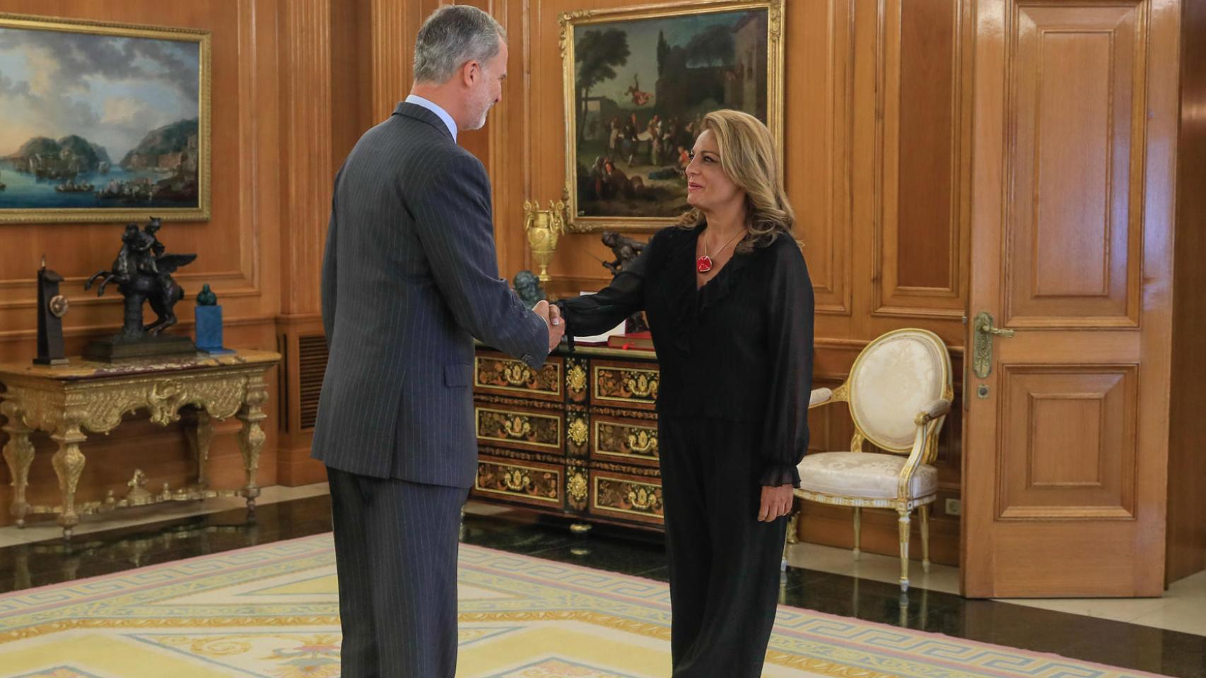 La diputada de Coalición Canaria, este lunes con Felipe VI.
