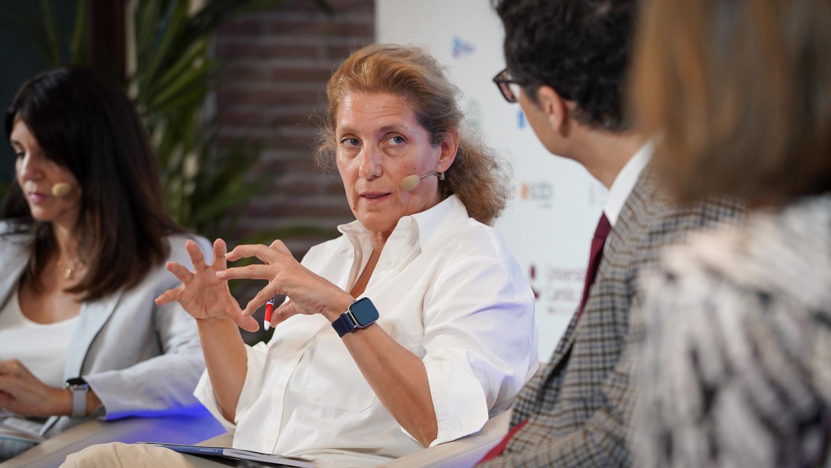 María José Abraham, directora general de la Fundación Edad&Vida; María del Rosario Azcutia, gerente adjunta de Asistencia Sanitaria de la Gerencia Asistencial de Atención, y Cristina Rodríguez Fernández, directora de CleceVitam, durante el Simposio del Observatorio de la Sanidad.