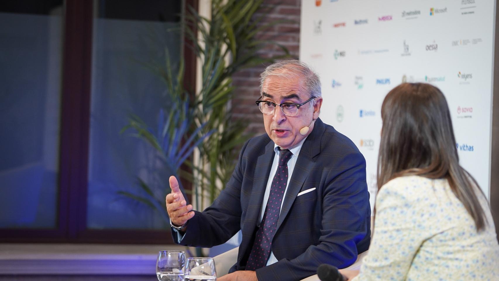 José Martínez Olmos departe con la redactora de Invertia Mercedes Rivera.