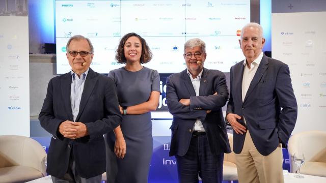 De izda. a dcha., José Luis Puerta, médico y consultor sanitario; Irene P. Nova, redactora de EL ESPAÑOL; Guillem López Casasnovas, catedrático de Economía de la UPF; y Enrique Castellón, médico, economista, exsubsecretario del Ministerio de Sanidad.