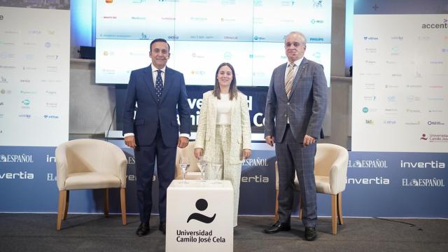 Eduardo Pastor y Antonio Mingorance, presidentes de Cofares y Bidafarma, y la redactora de EL ESPAÑOL-Invertia, Mercedes Rivera.