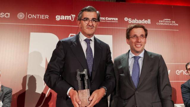 El presidente de HM Hospitales, Juan Abarca, recibe de la mano de José Luis Martínez-Almeida el galardón de 'Madrileño del Año'.