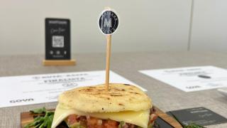 El restaurante venezolano de Paracuellos que tiene la mejor arepa de Madrid: es de caviar de morcilla