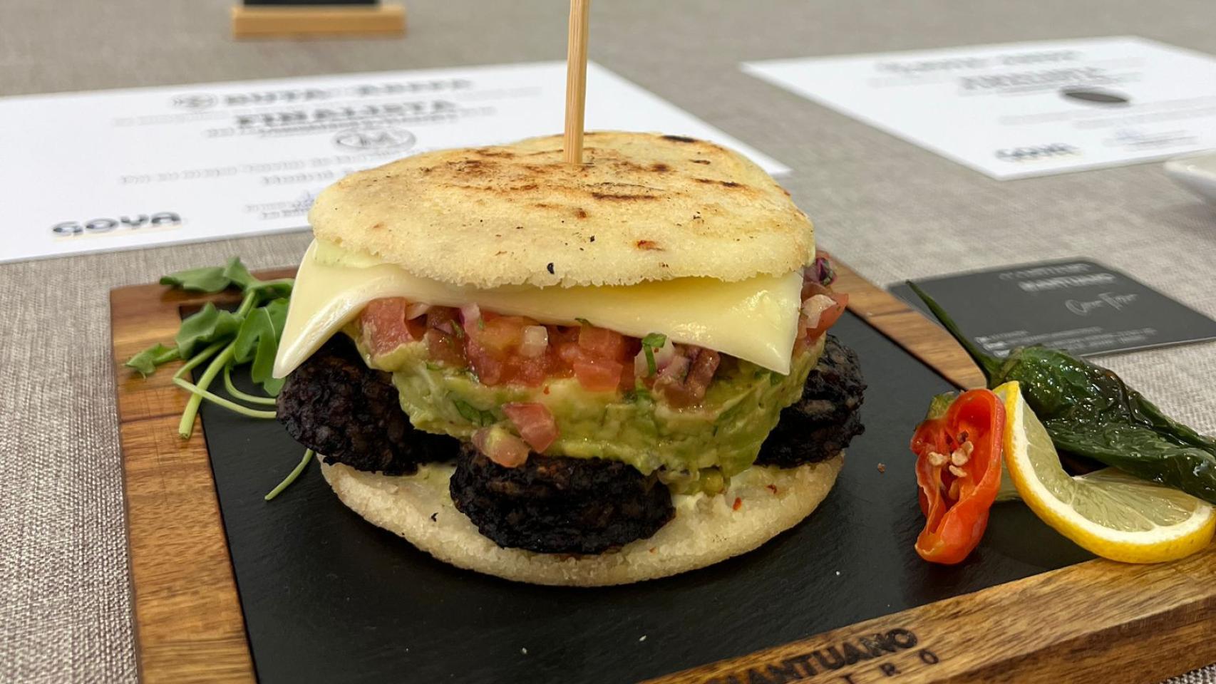 Arepa 'caviar de morcilla de Burgos', ganadora de la categoría fusión en La Ruta de la Arepa: Campeonato de Arepas en Le Cordon Bleu.