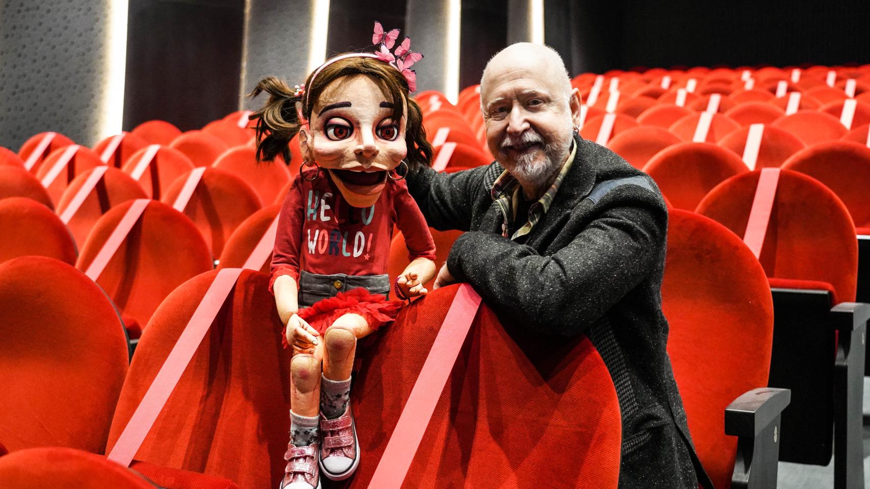 Ángel Calvente con la pequeña Cris.