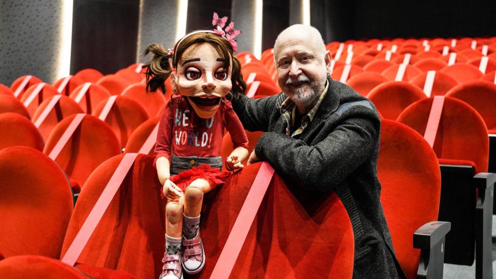 Ángel Calvente con la pequeña Cris.