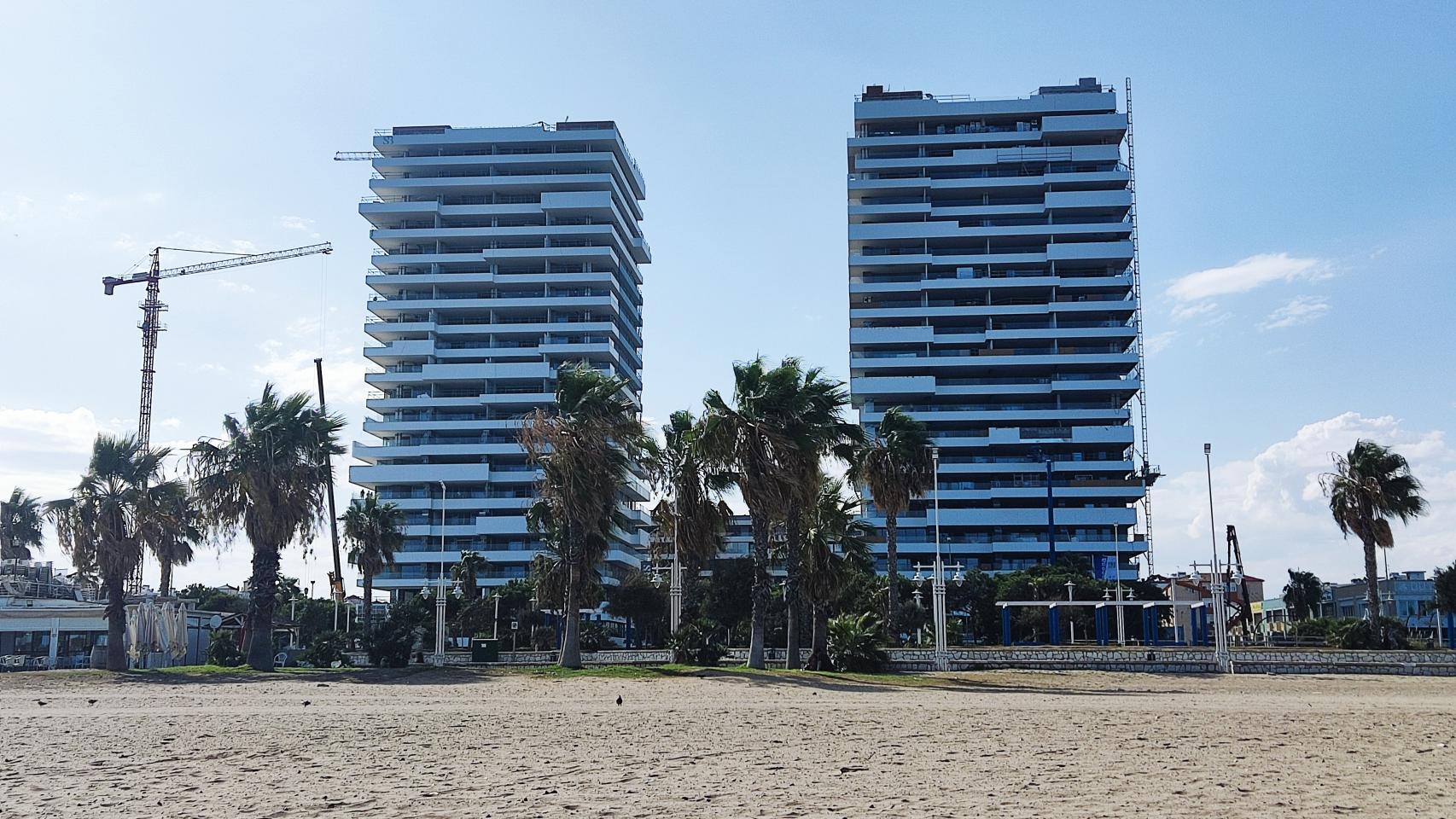 Vista de dos de las tres torres de 21 plantas que se construyen en el litoral oeste de Málaga.