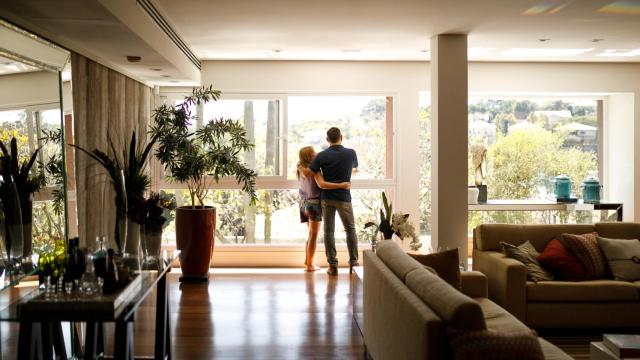 Pareja den su casa