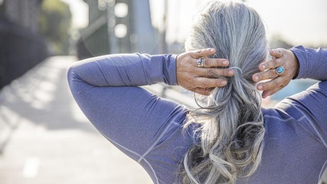 Esta es la vitamina que necesitas cuando te salen canas.