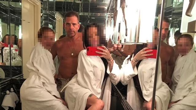 Una foto de Hunter Biden rodeado de dos acompañantes en albornoz.