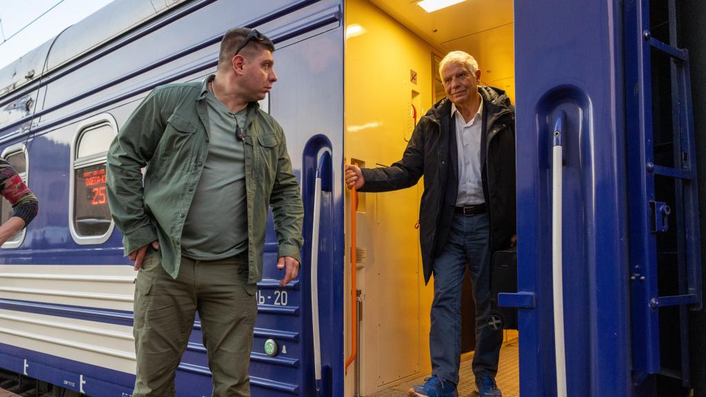 El alto representante para la política exterior de la UE, Josep Borrell, a su llegada este domingo a Kiev.