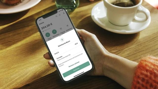 Una persona recibiendo una solicitud de Bizum