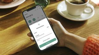 Una persona recibiendo una solicitud de Bizum