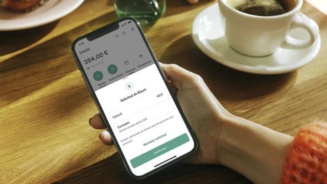 Una persona recibe una solicitud de Bizum.