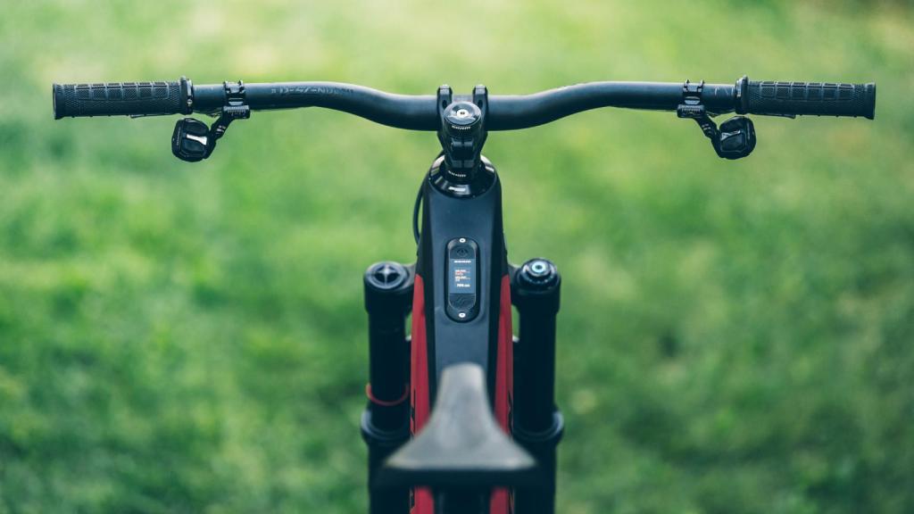 El manillar de Eagle Powertrain, libre de cables y con la pantalla en el cuadro