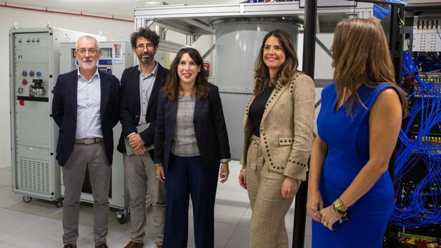 A conselleira de Economía, Industria e Innovación, María Jesús Lorenzana en la inauguración del ordenador.