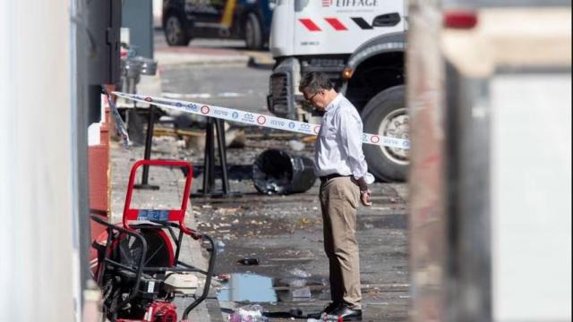 El alcalde de Murcia, José Ballesta, frente a las discotecas calcinadas durante la madrugada de este domingo en la zona de ocio de Atalayas.
