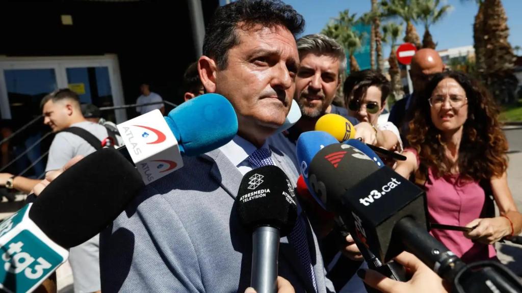 Francisco Adán, abogado defensor de la discoteca Fonda Milagros, este lunes, atendiendo a los medios de comunicación desplazados a la zona de ocio de Atalayas.