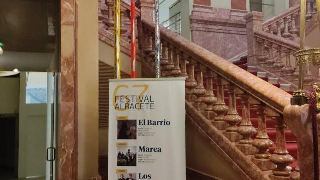 Un cartel tapa parcialmente las esculturas.